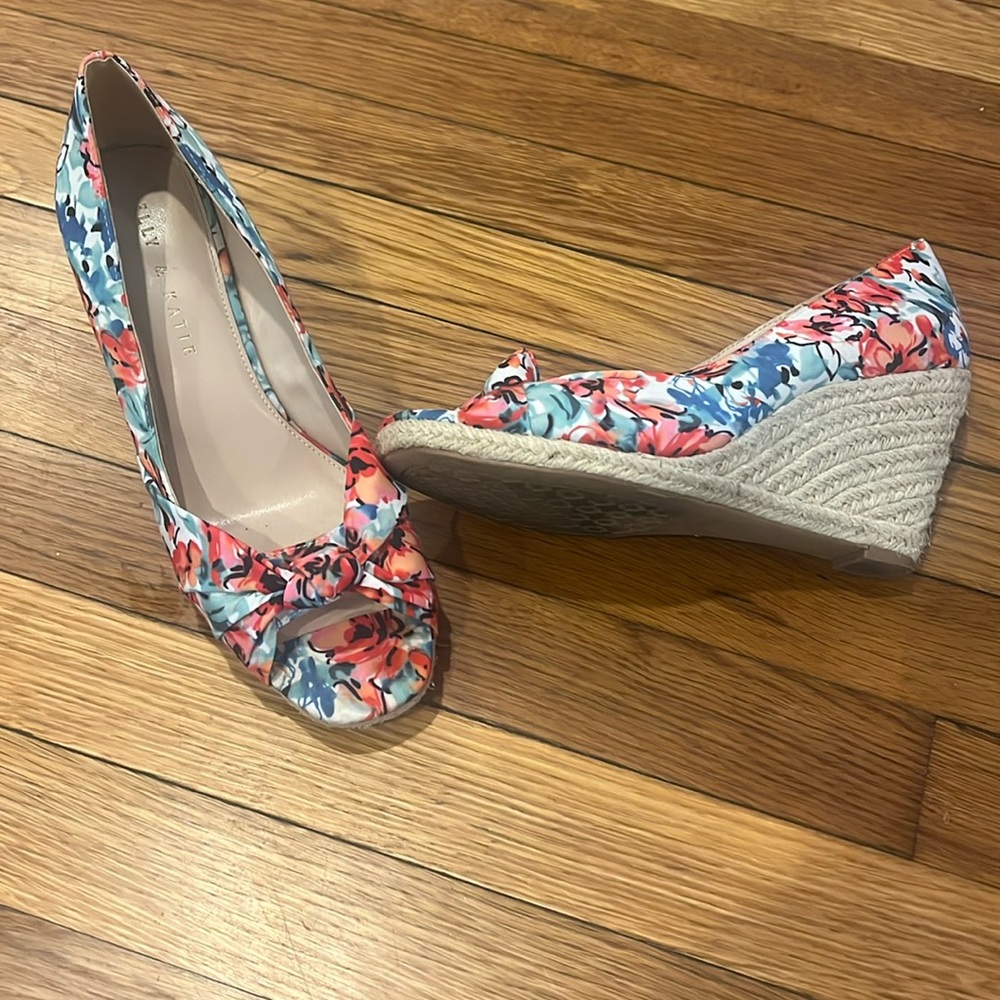Floral Print Wedge Pumps with Peep Toe size 8M